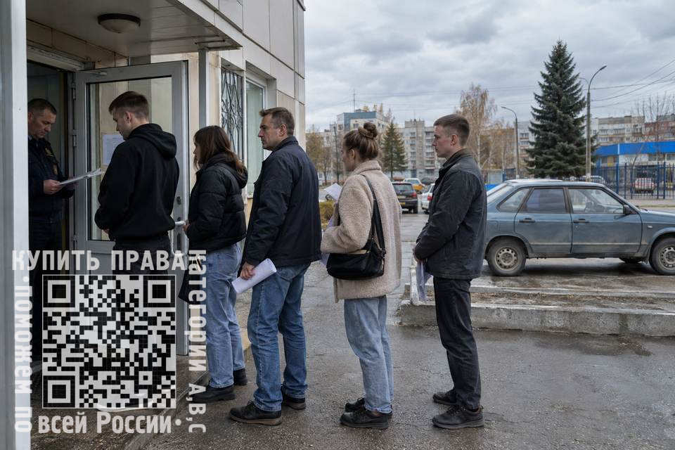 долгое ожидание практического экзамена в жаркий день